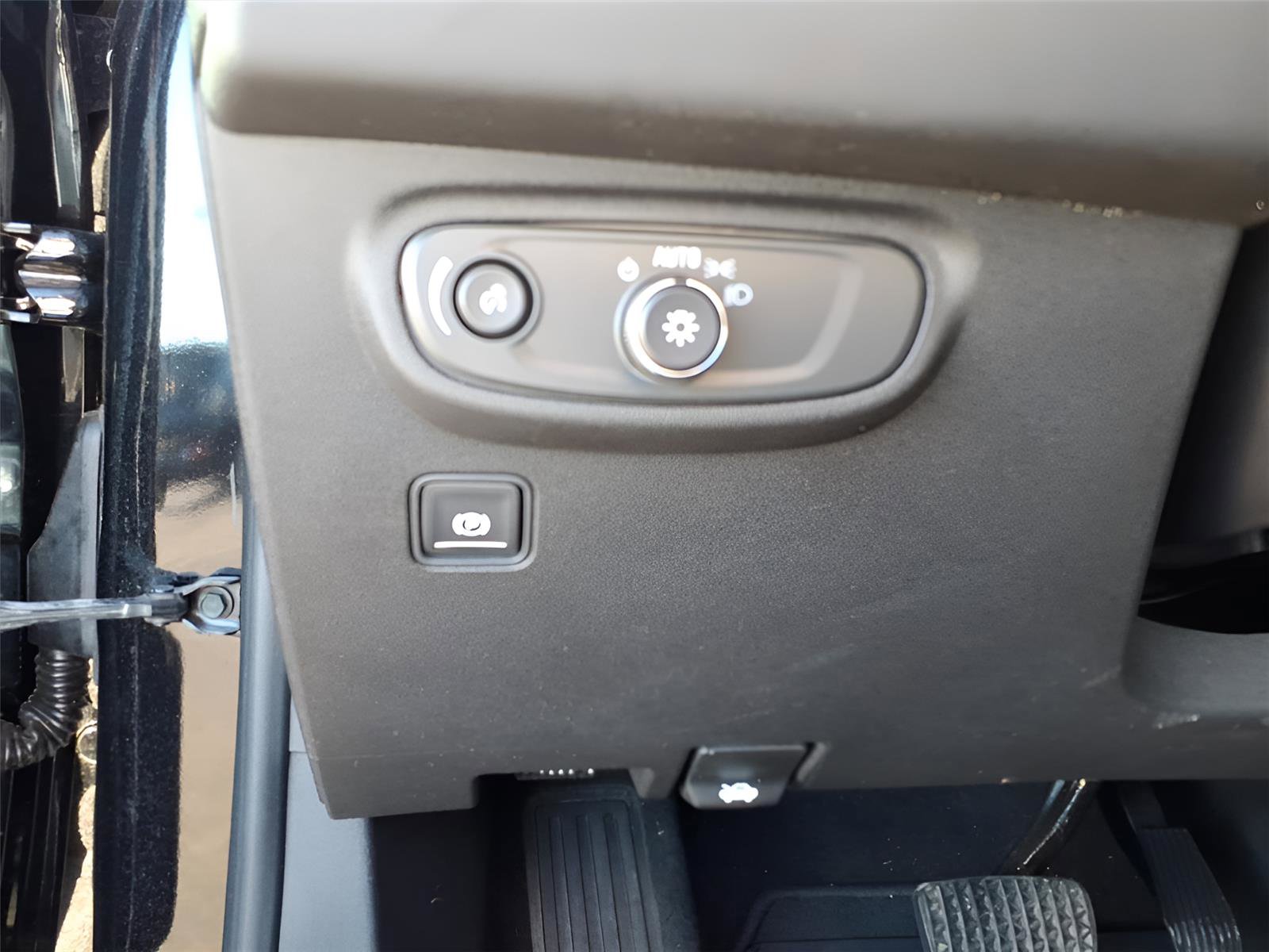 Used 2023 GMC Terrain SLE w/ Elevation Edition image 18