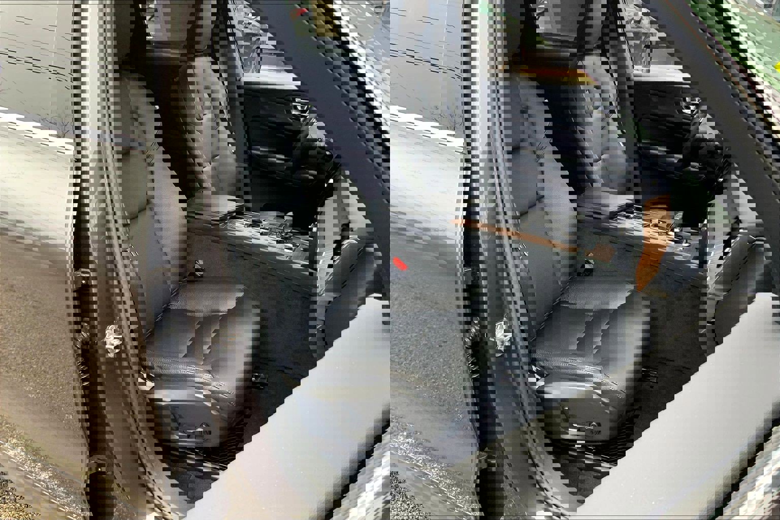 Used 2022 Volvo XC60 B5 Momentum w/ Climate Package image 9