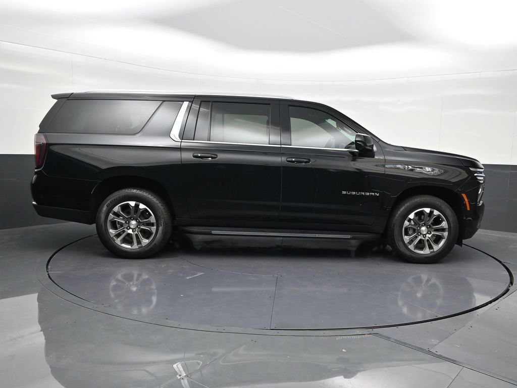Used 2025 Chevrolet Suburban LT RWD image 7