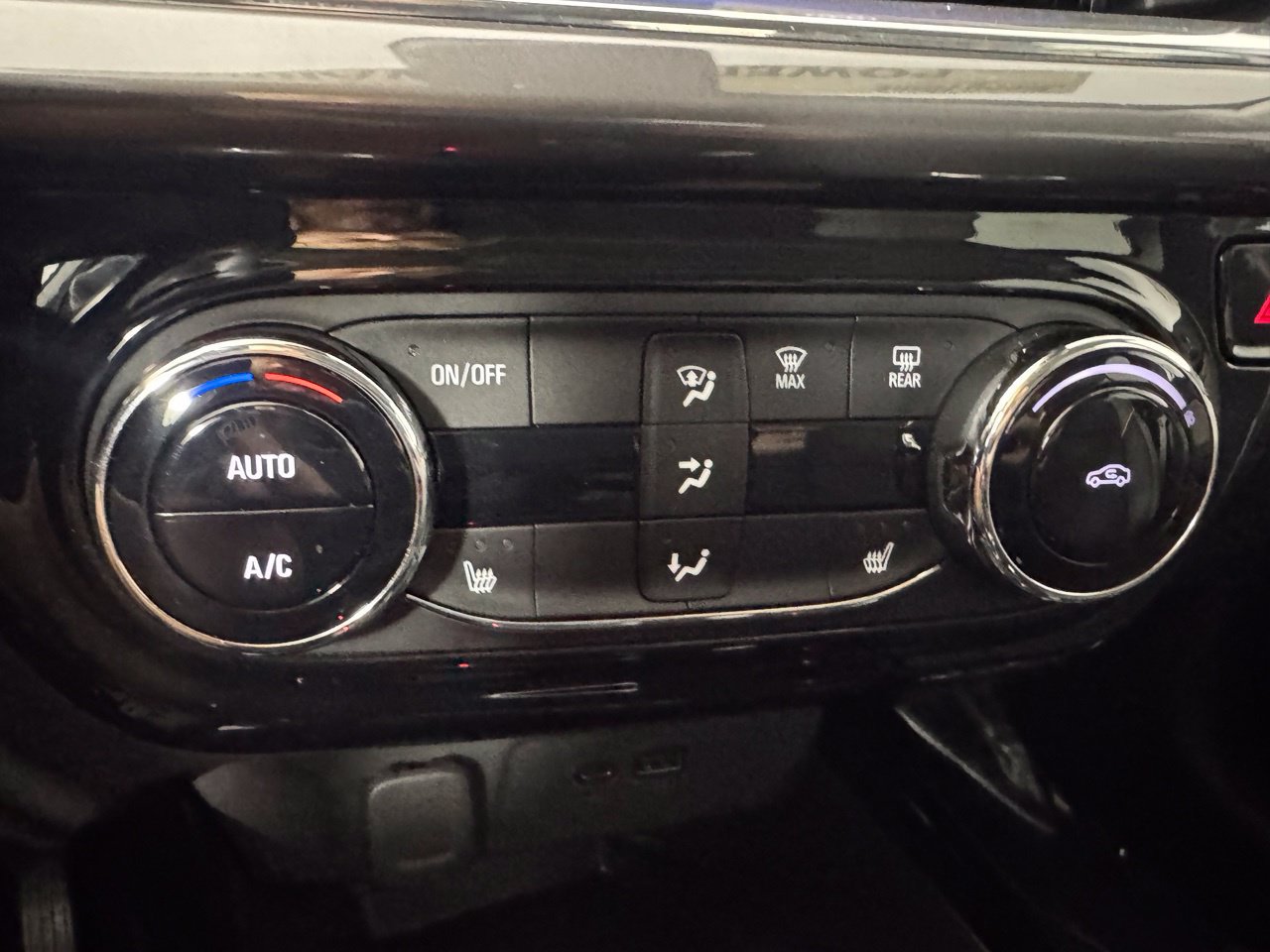Used 2024 Chevrolet Trax ACTIV w/ Sunroof Package FWD image 24