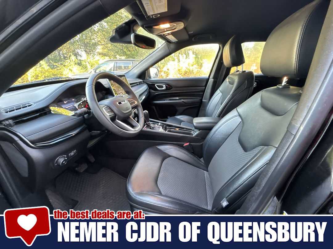 Used 2025 Jeep Compass Latitude w/ Convenience Group AWD/4WD image 11
