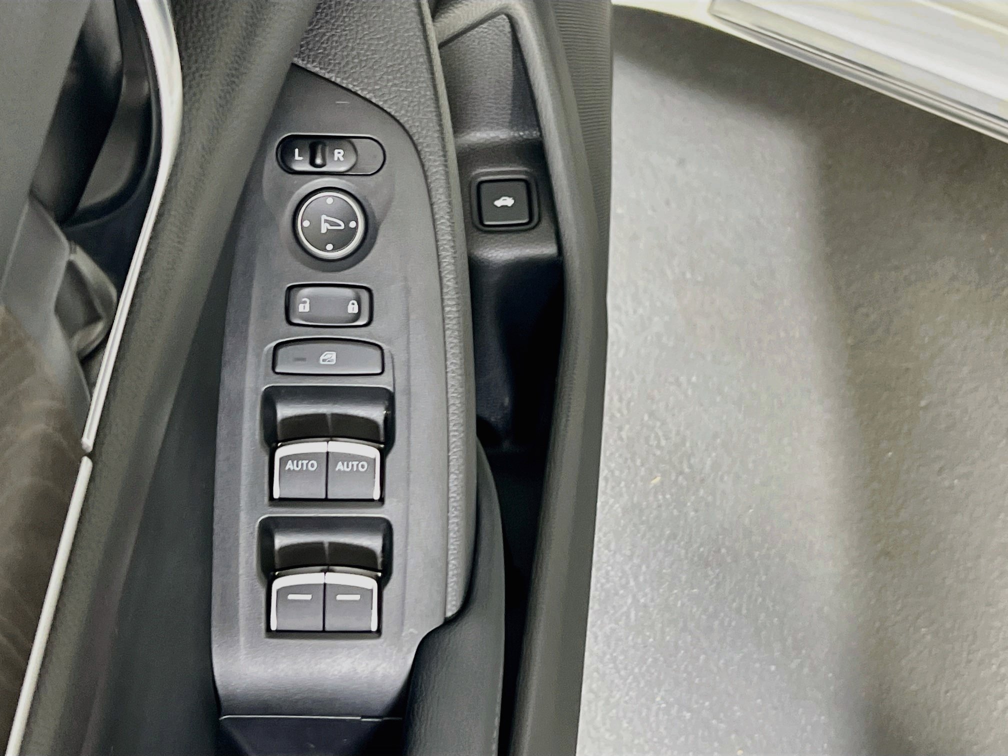 Used 2018 Honda Accord EX image 17