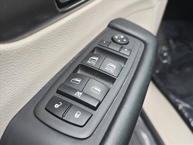 Used 2023 Chrysler Pacifica Touring-L FWD image 8