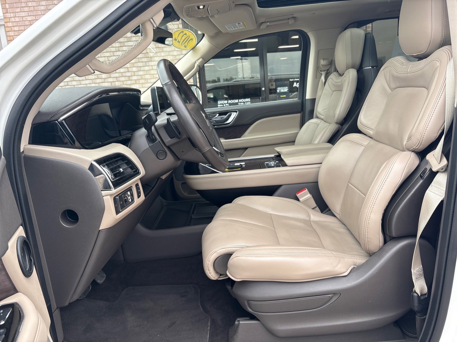 Used 2022 Lincoln Navigator L Reserve AWD/4WD image 3