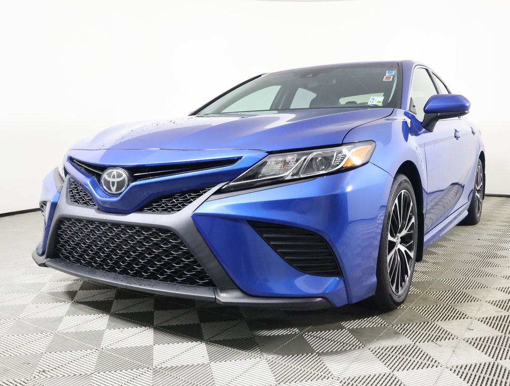 Used 2018 Toyota Camry SE image 2