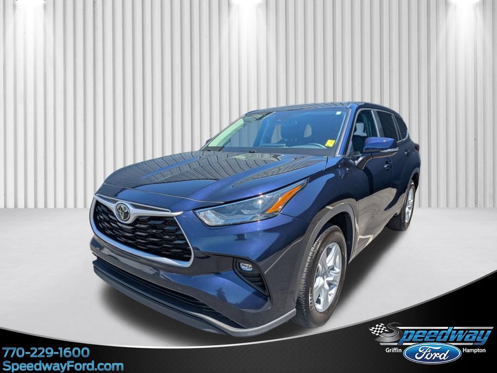 Used 2025 Toyota Highlander LE FWD image 1