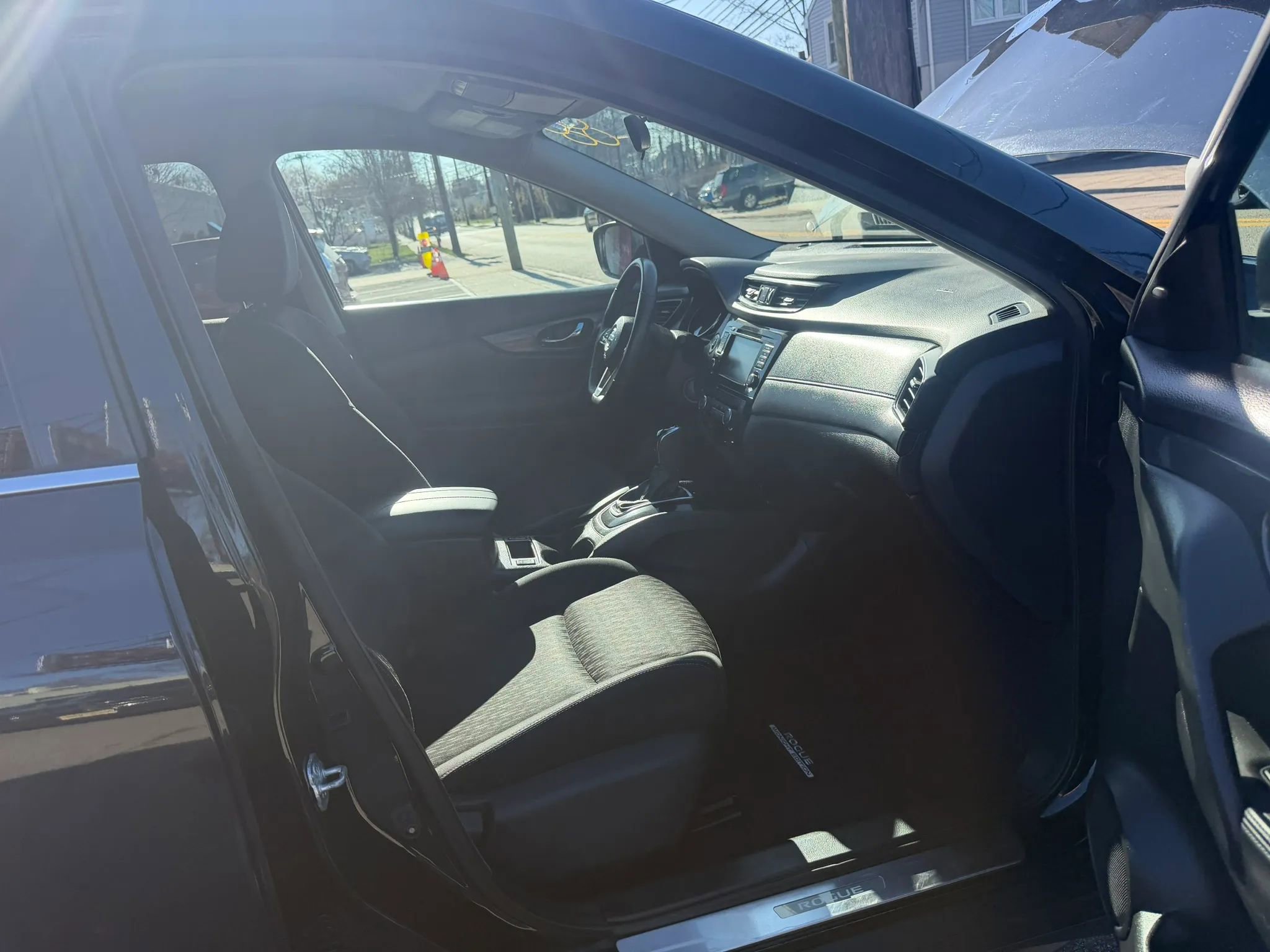 Used 2018 Nissan Rogue SV w/ Premium Package image 27