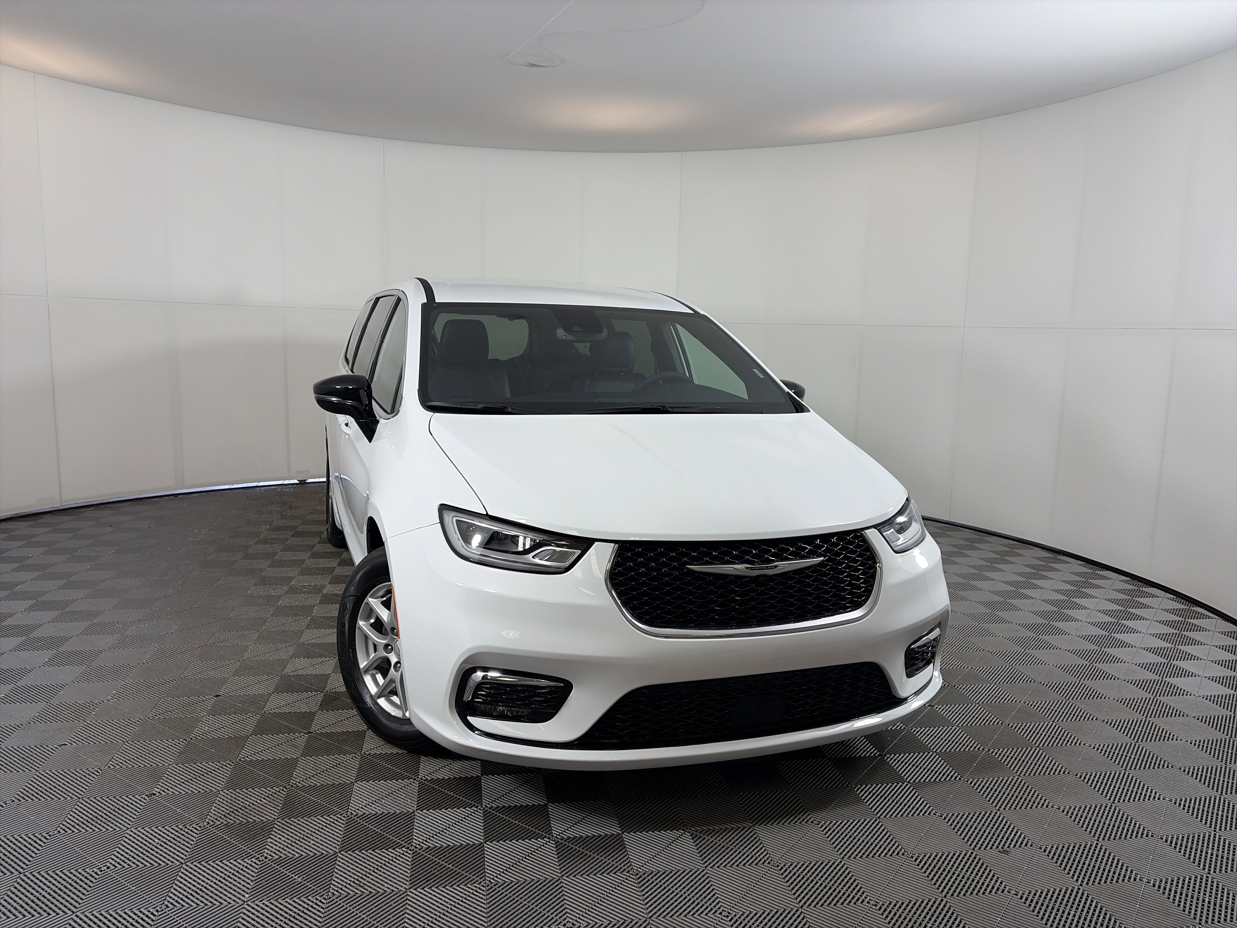 Used 2026 Chrysler Pacifica Select image 1