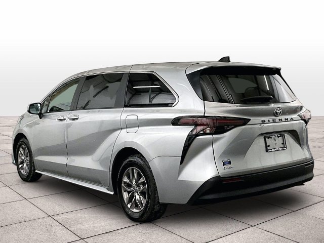 Used 2025 Toyota Sienna LE FWD image 10