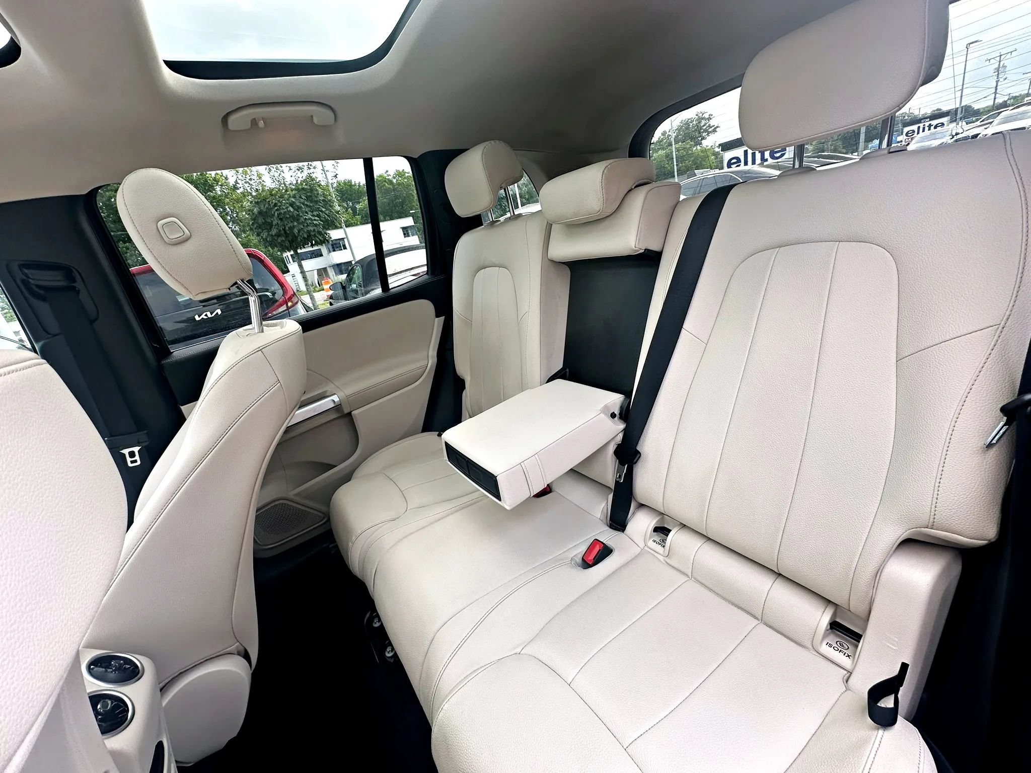 Used 2023 Mercedes-Benz GLB 250 4MATIC w/ Premium Package image 19