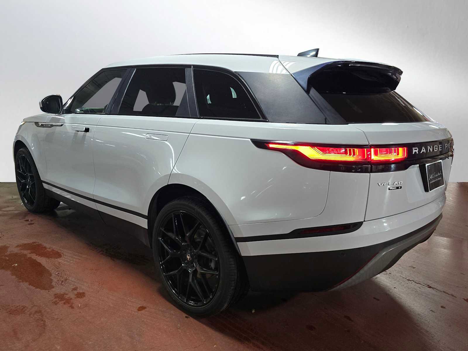 Used 2018 Land Rover Range Rover Velar S image 5