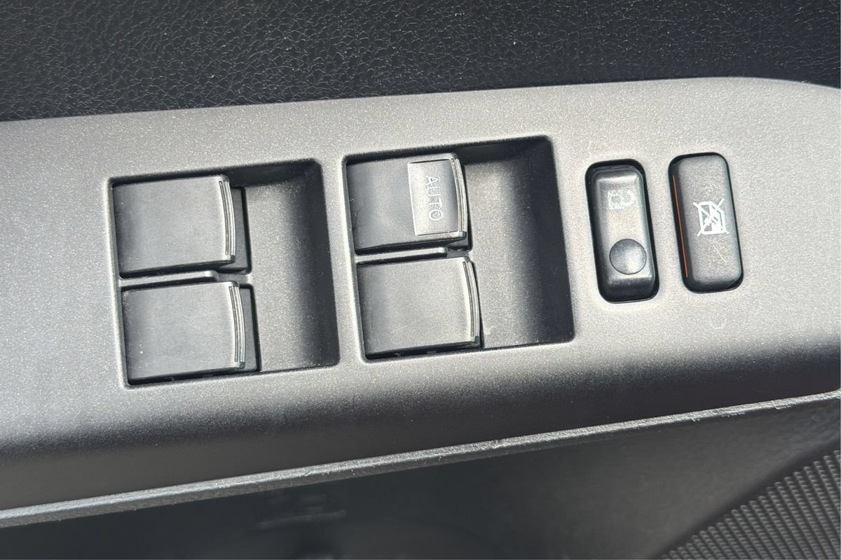 Used 2017 Toyota RAV4 LE FWD image 31