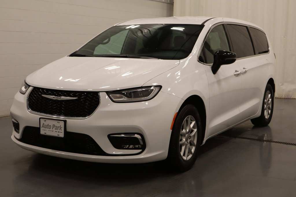 Used 2025 Chrysler Pacifica Select image 6