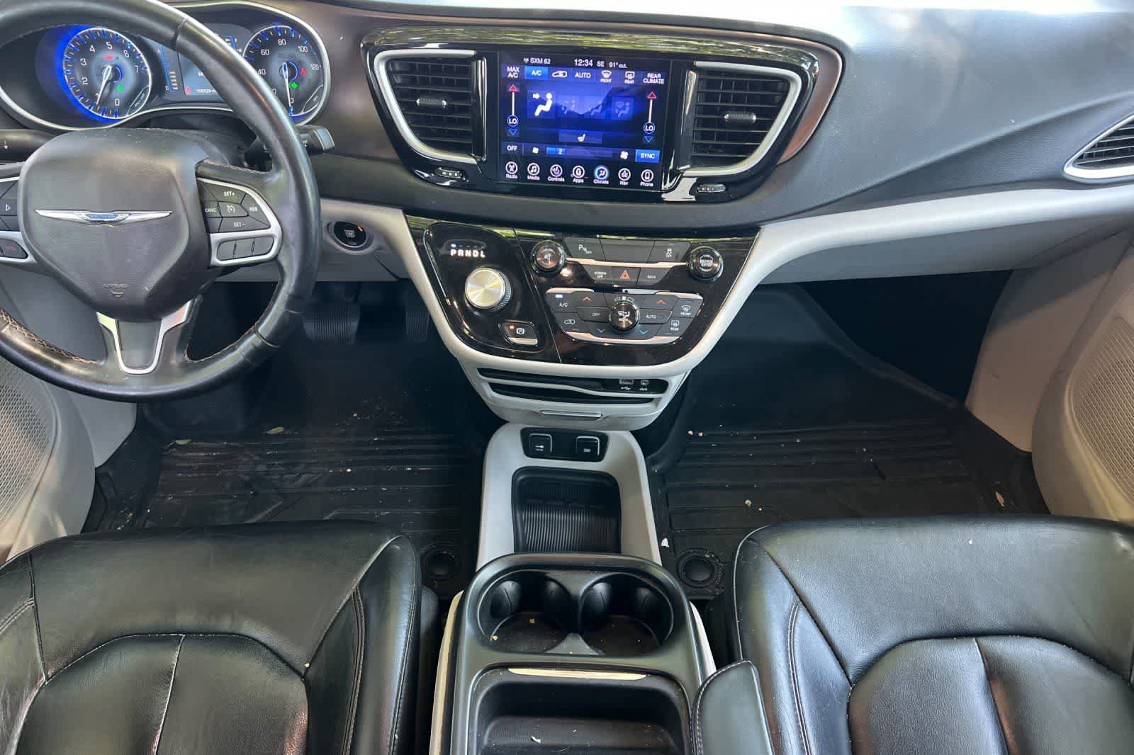 Used 2017 Chrysler Pacifica Touring-L w/ Tire & Wheel Group FWD image 4