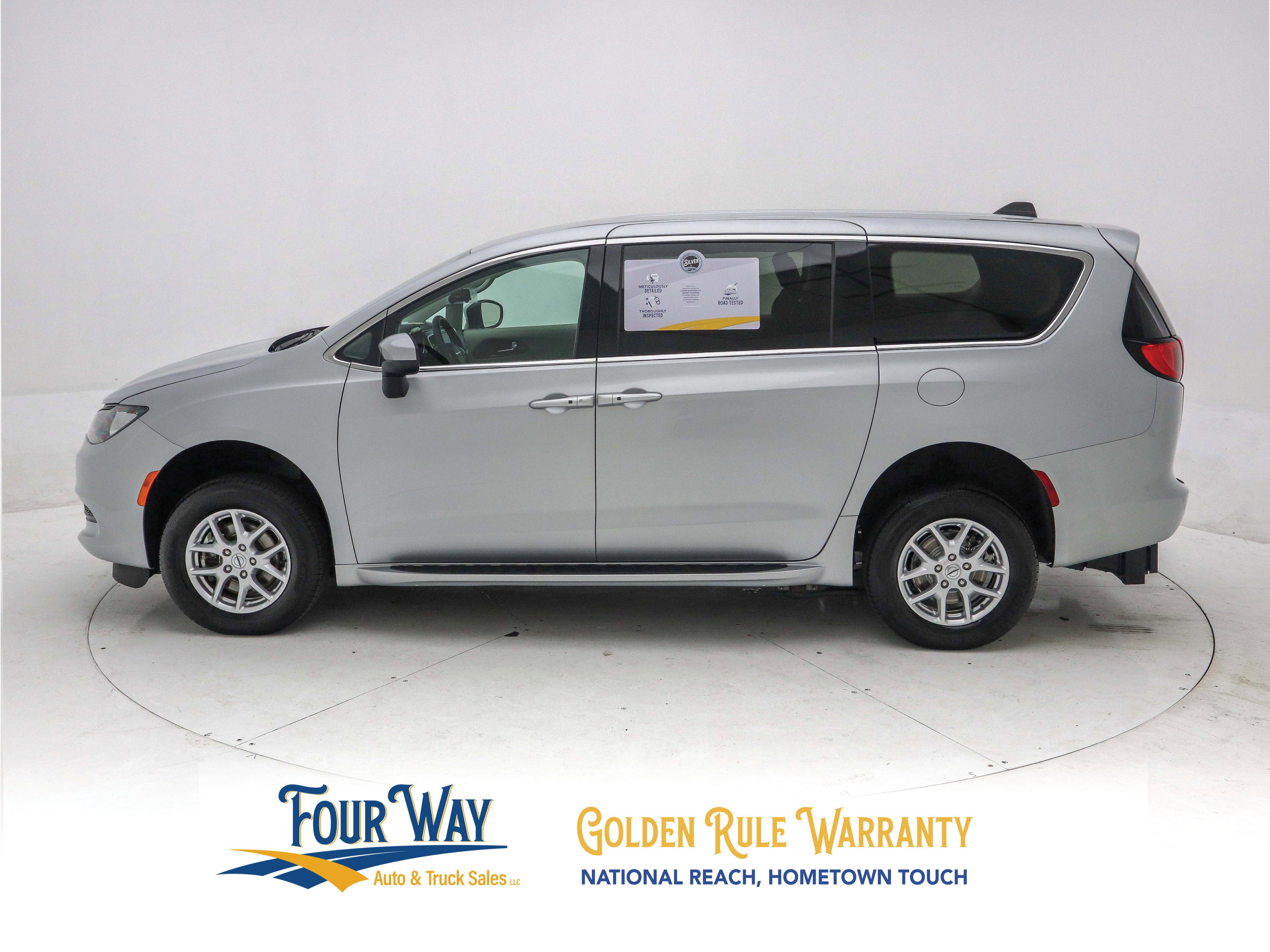 Used 2023 Chrysler Voyager LX image 8