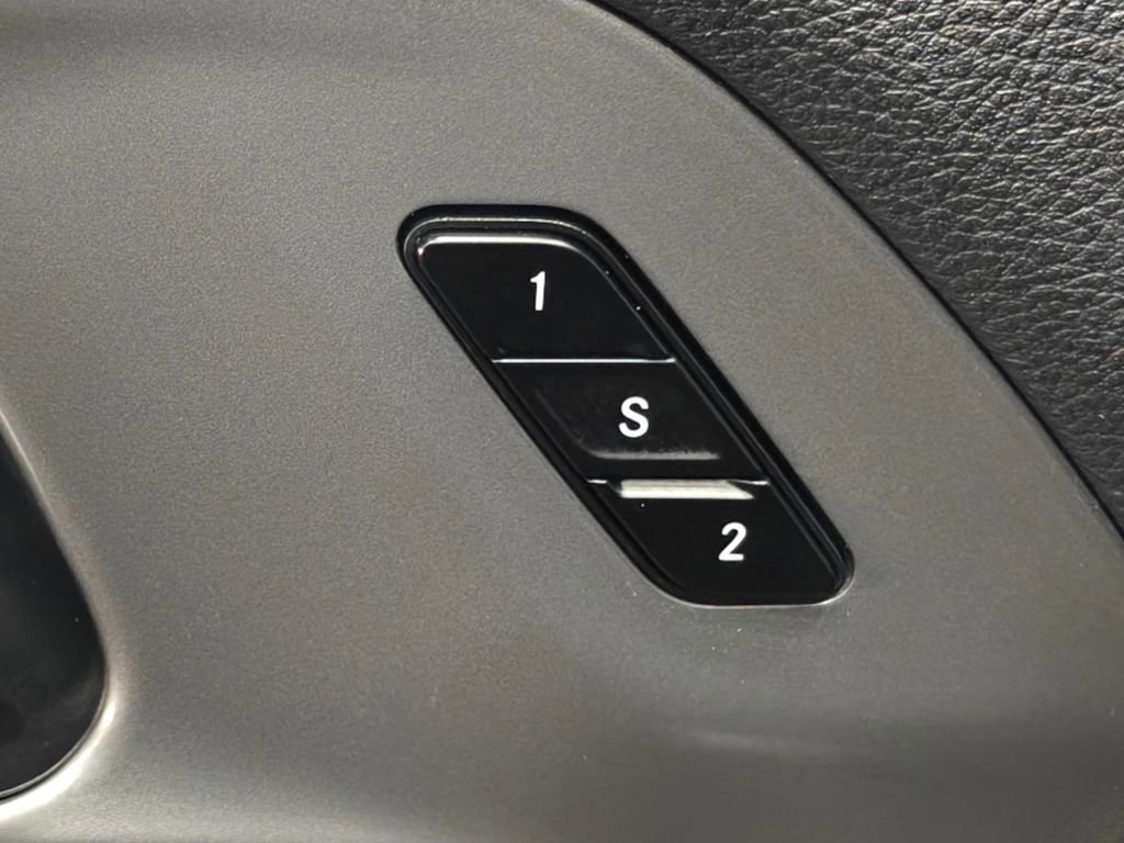 Used 2025 Chrysler Pacifica Select image 54