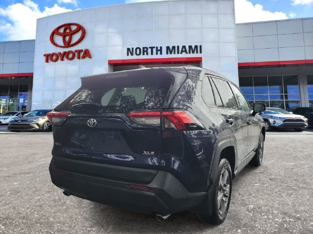 Used 2024 Toyota RAV4 XLE w/ Convenience Package FWD image 4