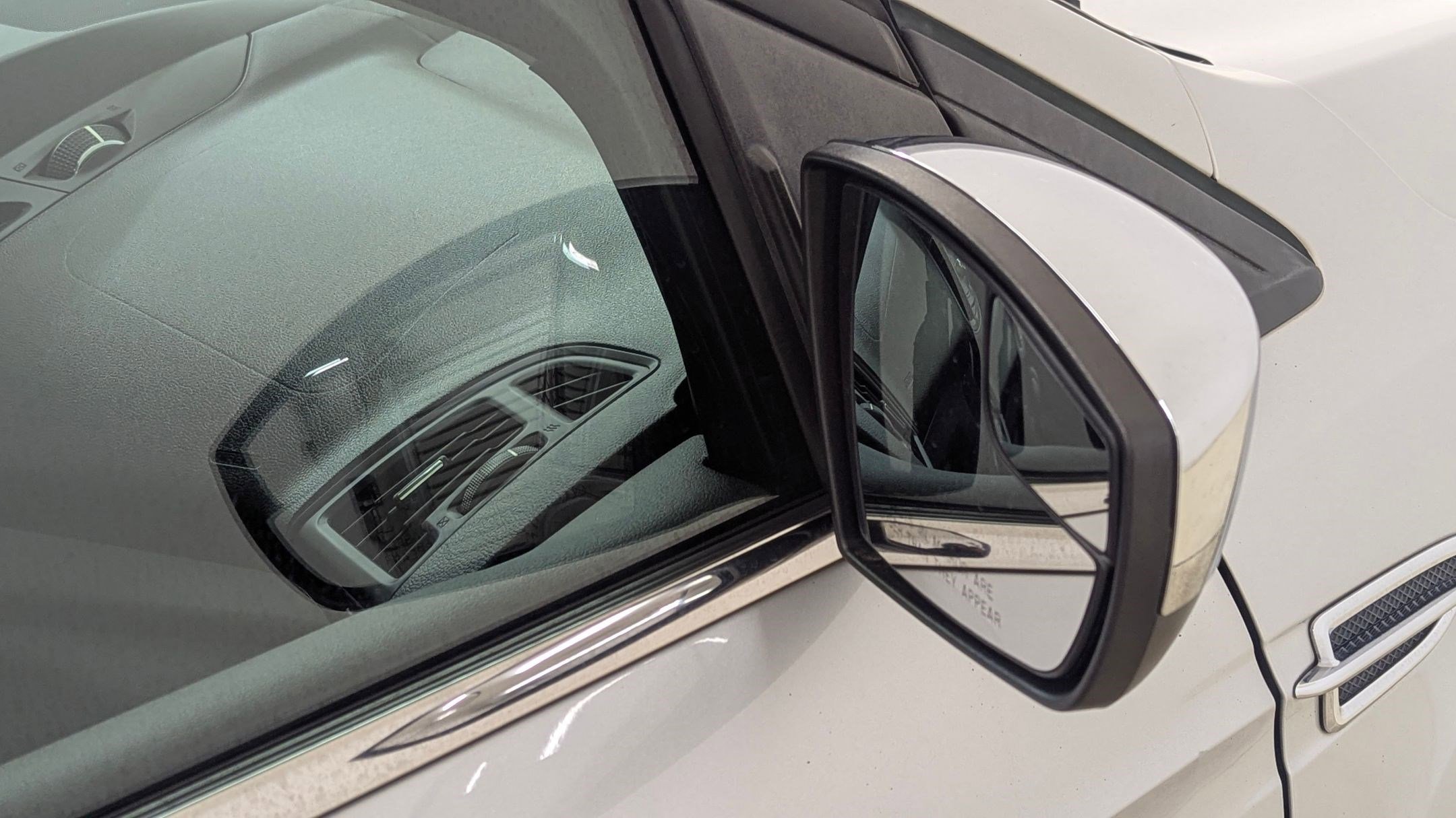 Used 2015 Ford Escape SE w/ SE Chrome Package image 4