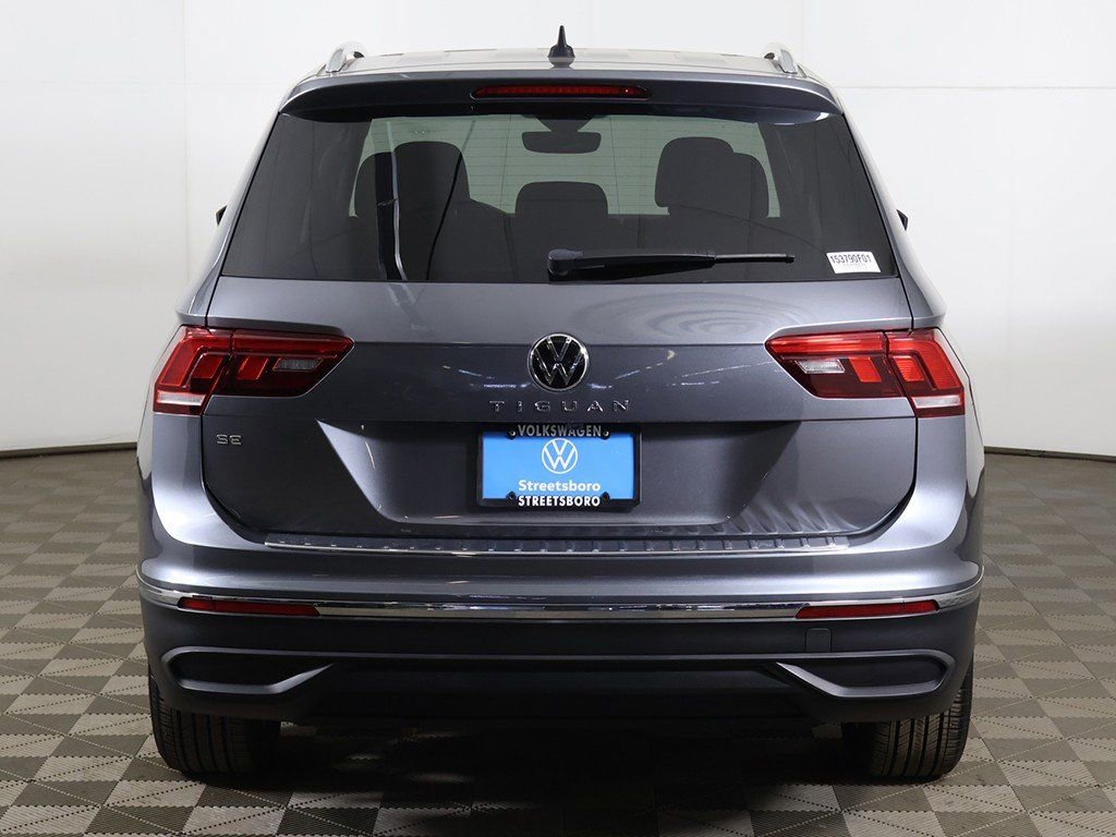 Used 2022 Volkswagen Tiguan SE w/ Panoramic Sunroof Package image 12