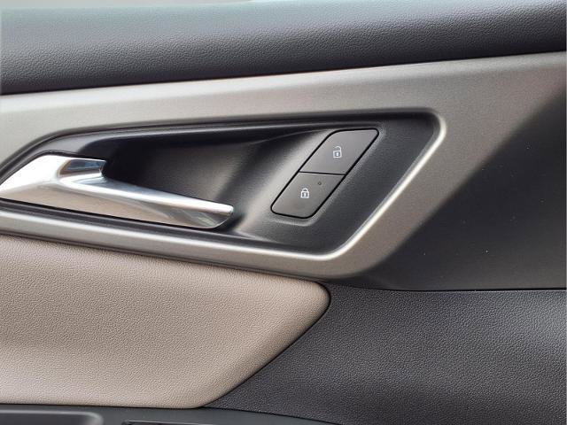 Used 2025 Chevrolet Traverse LT w/ LPO, Floor Liner Package FWD image 17