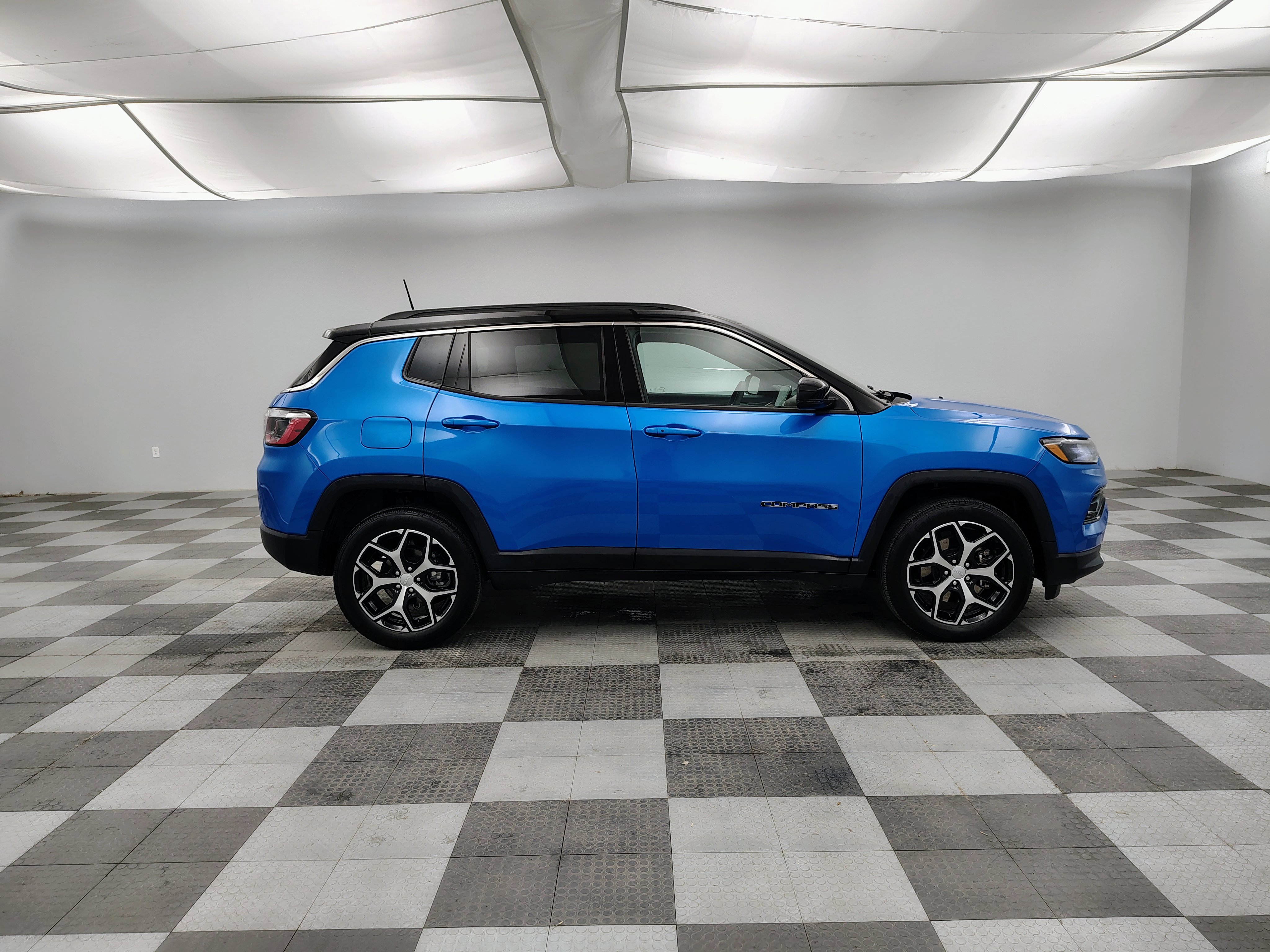 Used 2024 Jeep Compass Limited AWD/4WD image 9