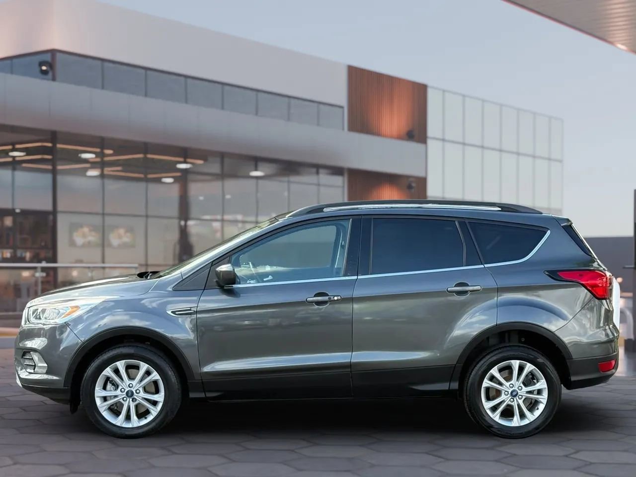 Used 2019 Ford Escape SEL AWD/4WD image 3