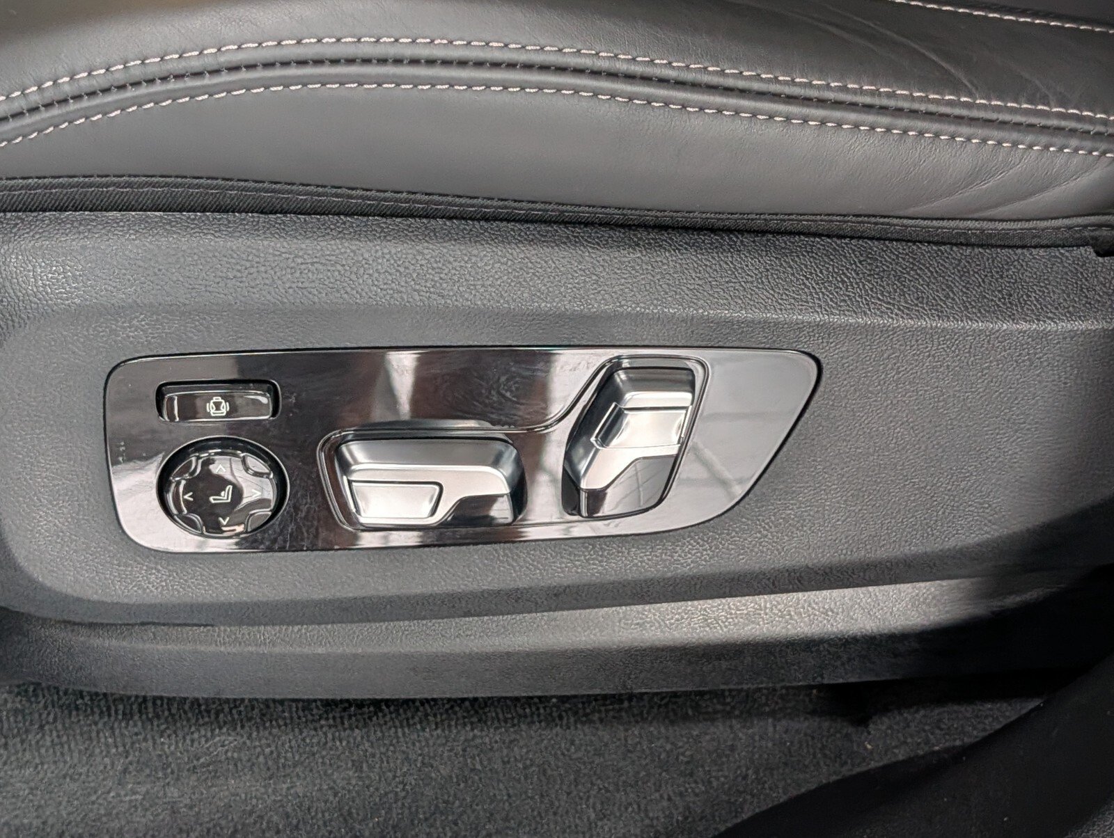 Used 2025 BMW X7 M60i w/ Executive Package AWD/4WD image 11