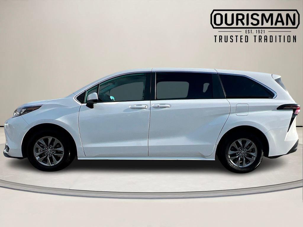 Used 2024 Toyota Sienna LE image 3