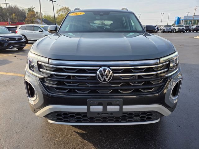 Used 2025 Volkswagen Atlas Peak Edition SE AWD/4WD image 2
