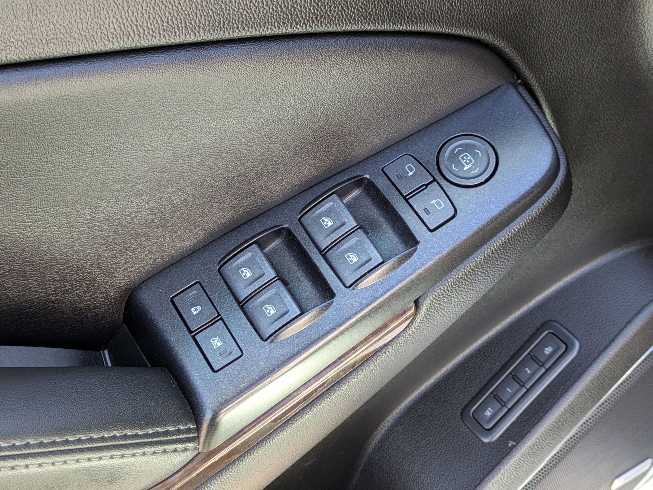 Used 2019 Chevrolet Suburban LT image 11