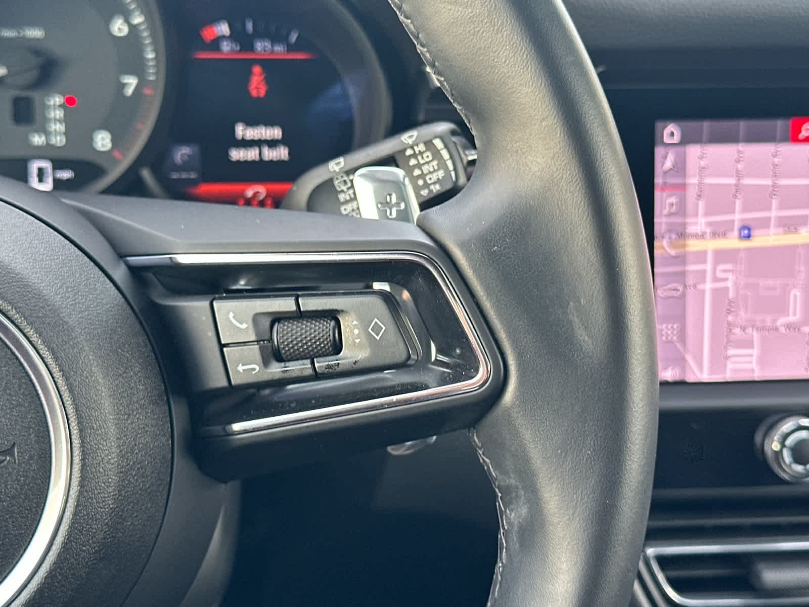 Certified 2025 Porsche Macan AWD/4WD image 28