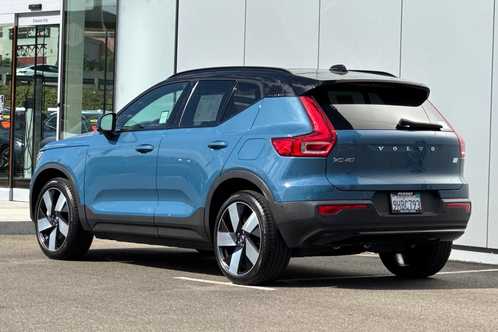Used 2023 Volvo XC40 Recharge Ultimate AWD/4WD image 3