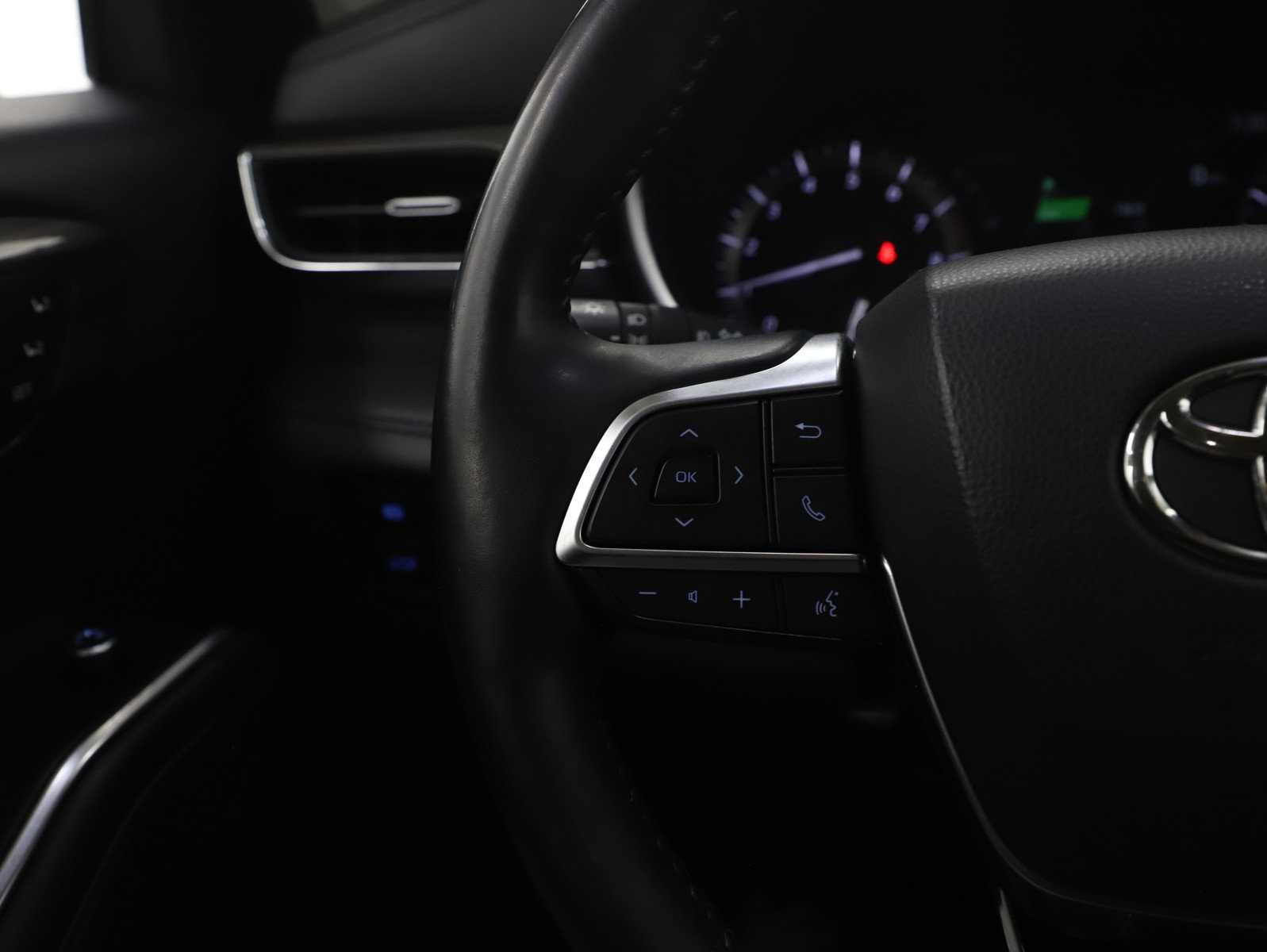 Used 2020 Toyota Highlander Limited image 26