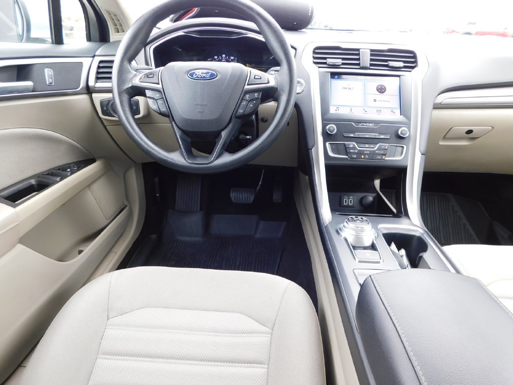 Used 2019 Ford Fusion SE FWD image 16