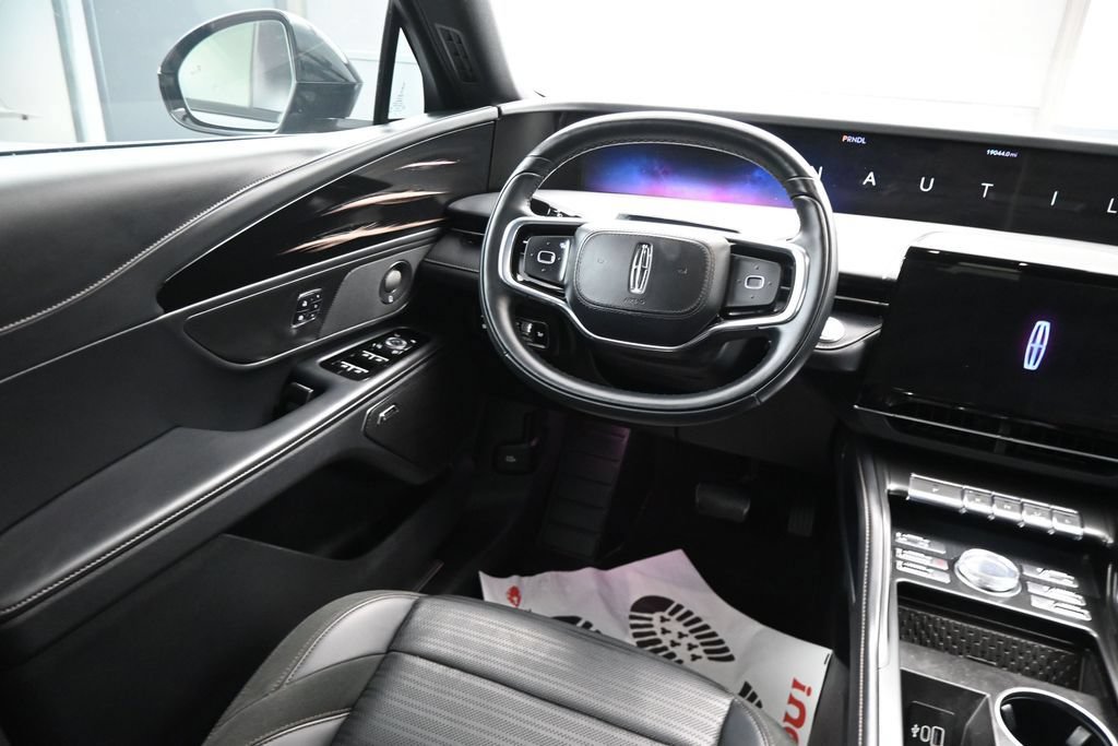 Used 2025 Lincoln Nautilus Reserve w/ Jet Appearance Package AWD/4WD image 14