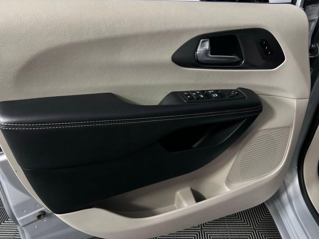 Used 2024 Chrysler Pacifica Touring-L image 27