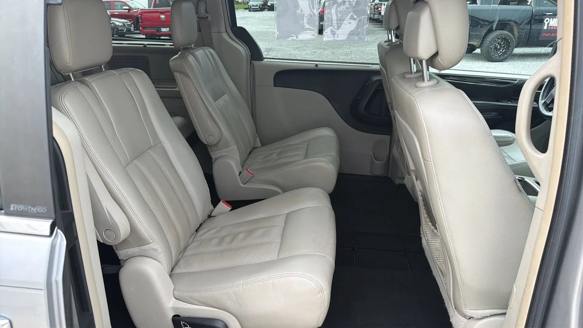 Used 2013 Chrysler Town & Country Touring-L w/ Driver Convenience Group FWD image 13