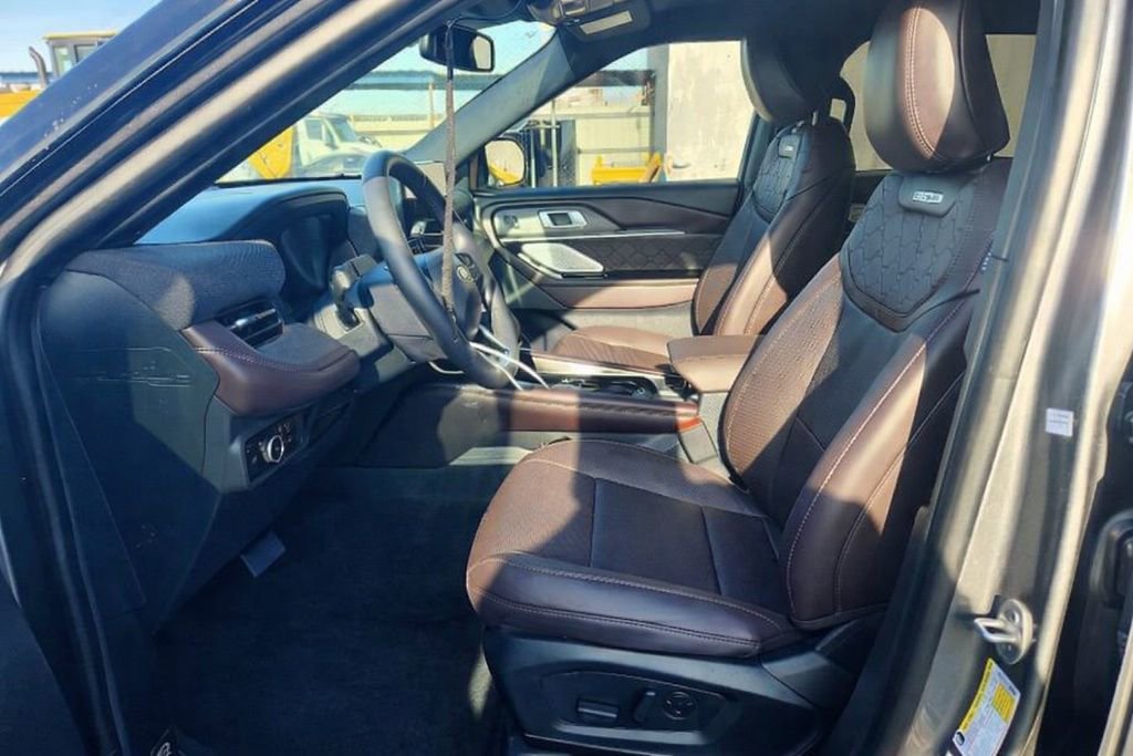 Used 2025 Ford Explorer Platinum w/ Ultimate Package image 7