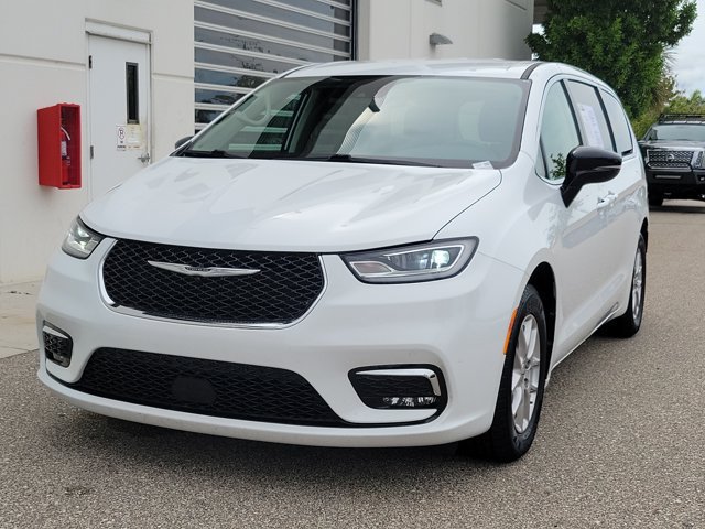 Used 2024 Chrysler Pacifica Touring-L FWD image 3