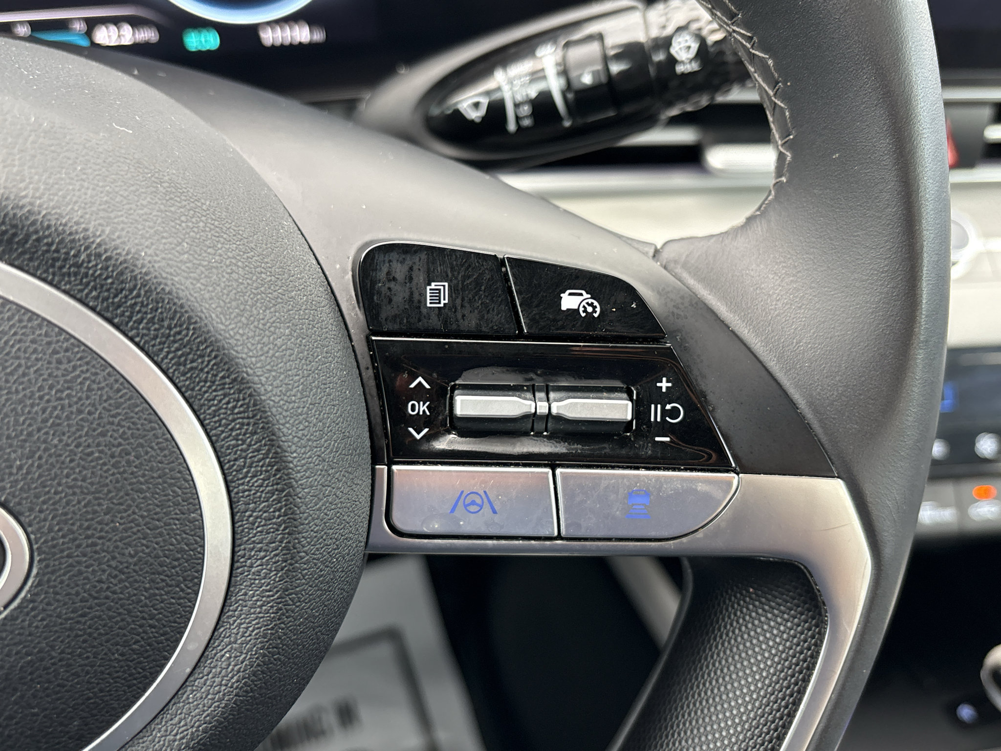 Used 2025 Hyundai Elantra Limited FWD image 18