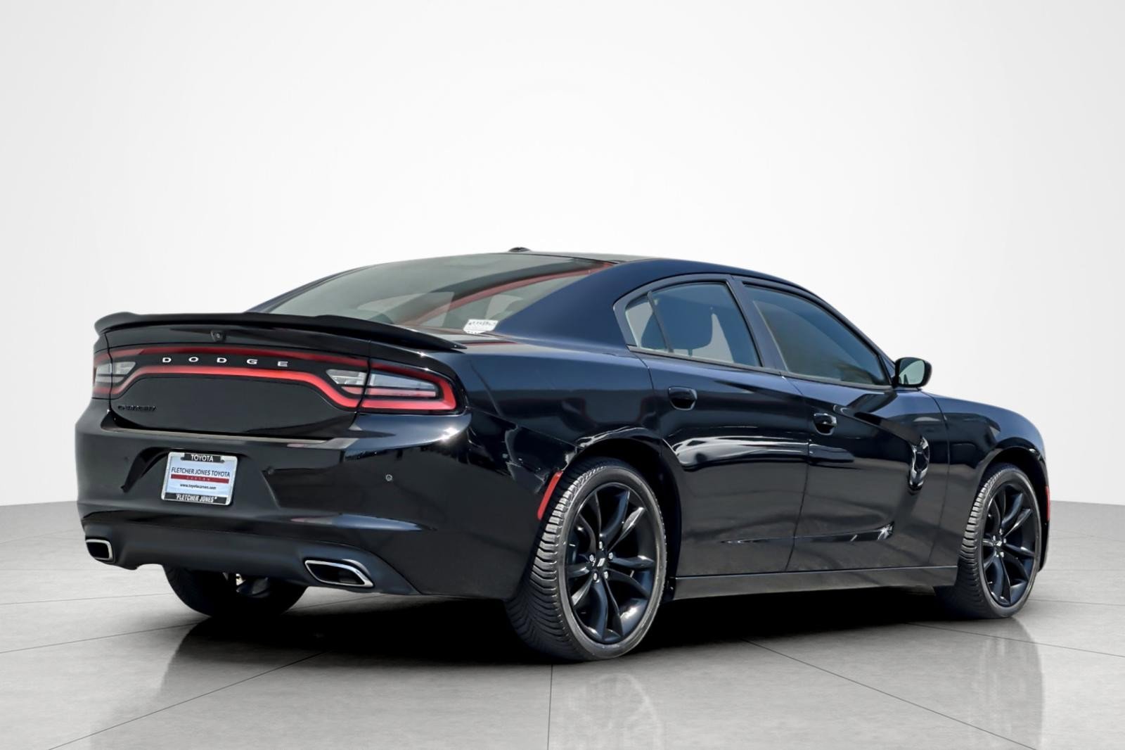 Used 2018 Dodge Charger SXT w/ Blacktop Package RWD image 5