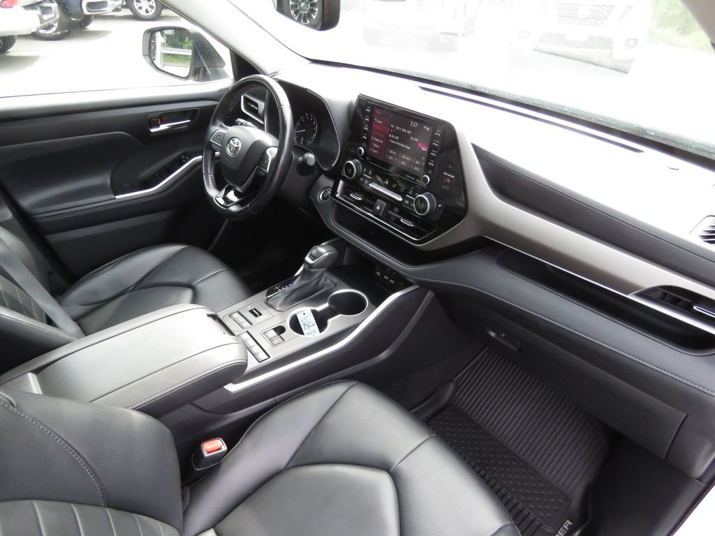 Used 2020 Toyota Highlander XLE AWD/4WD image 14