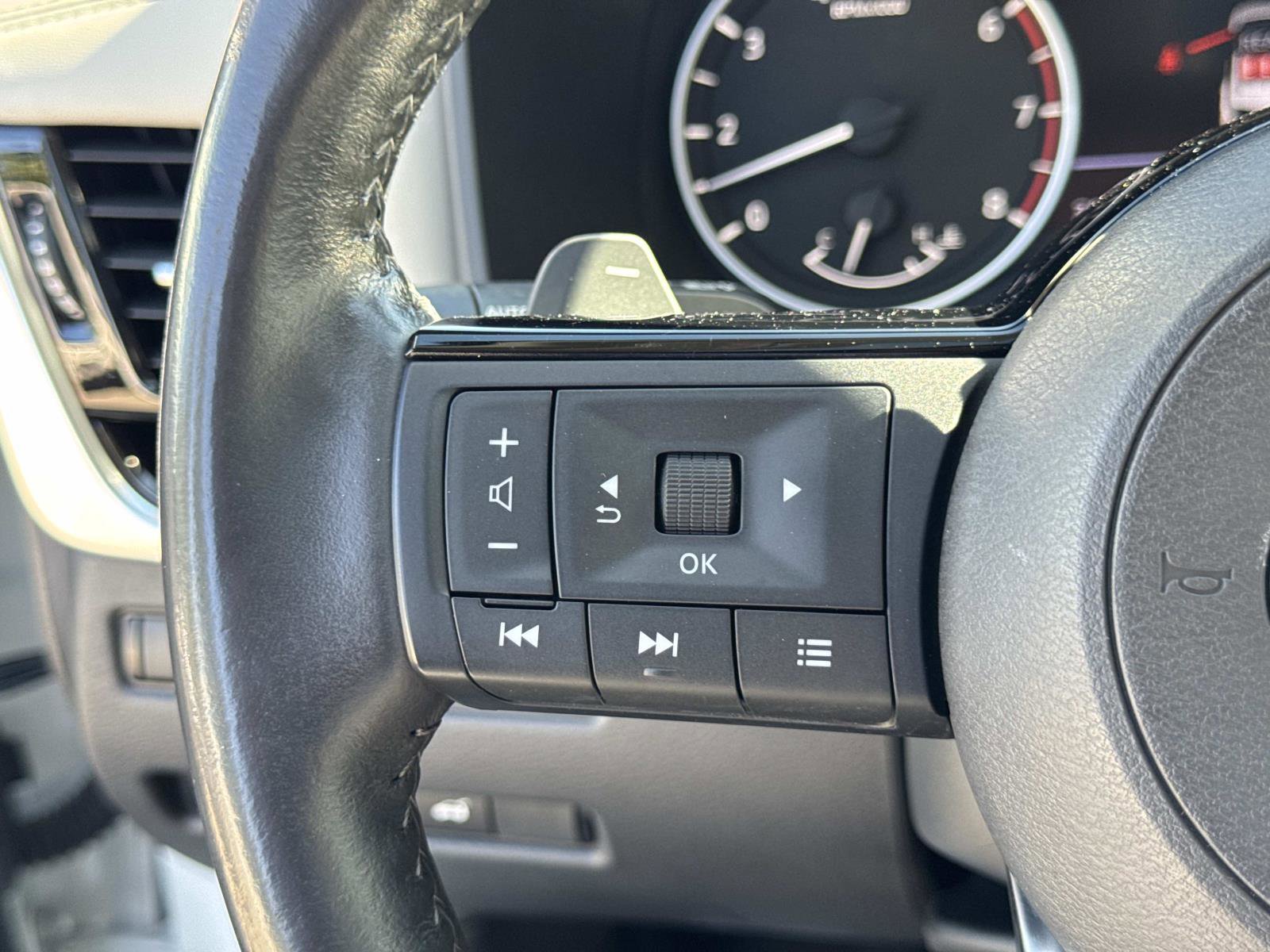 Used 2023 Nissan Rogue SL w/ SL Premium Package image 19