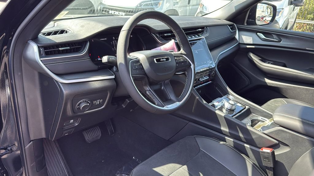 New 2025 Jeep Grand Cherokee Altitude image 17