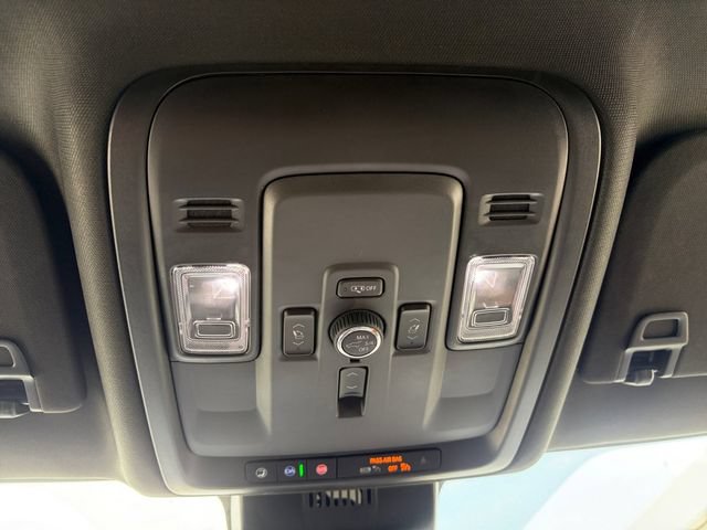 Used 2025 GMC Yukon XL Denali AWD/4WD image 12