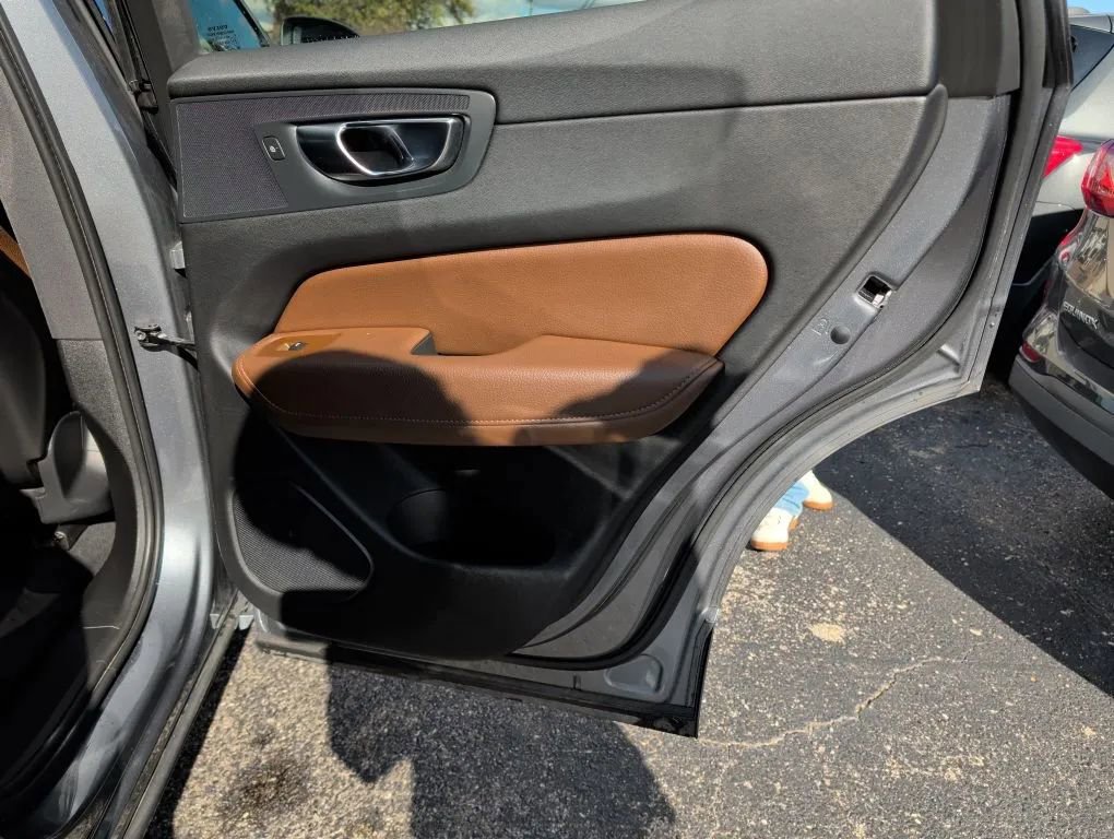 Used 2021 Volvo XC60 T5 Momentum image 20