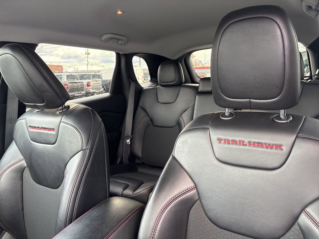 Used 2022 Jeep Cherokee Trailhawk w/ Comfort/Convenience Group AWD/4WD image 6