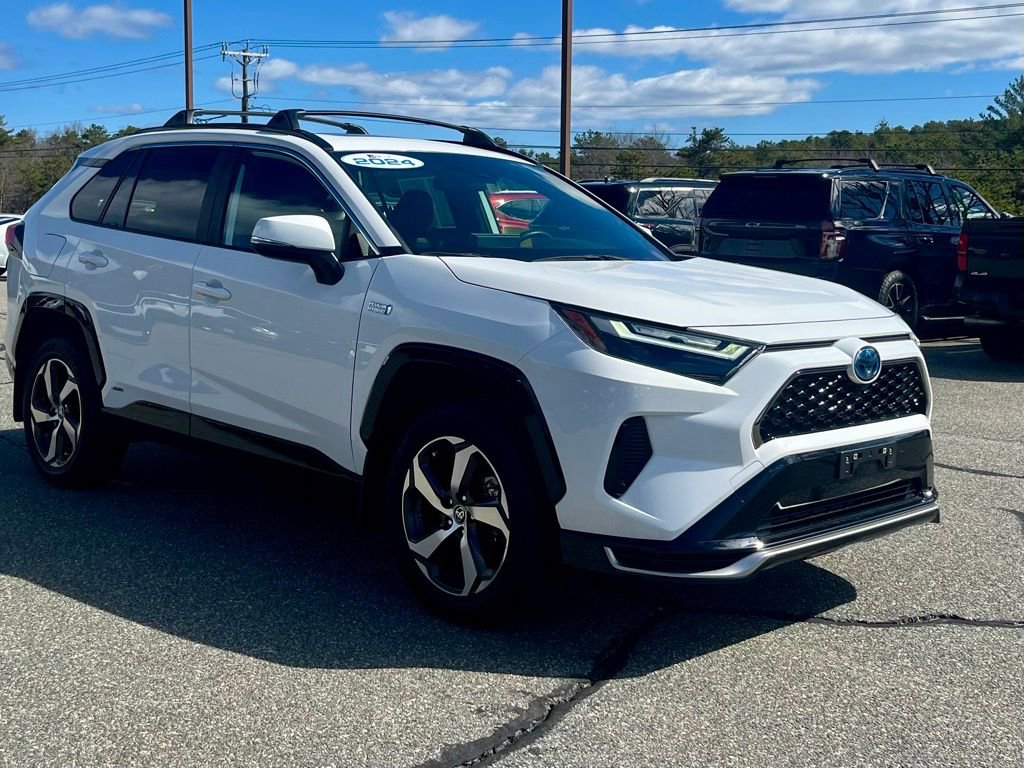 Used 2024 Toyota RAV4 SE w/ Weather & Moonroof Package image 8