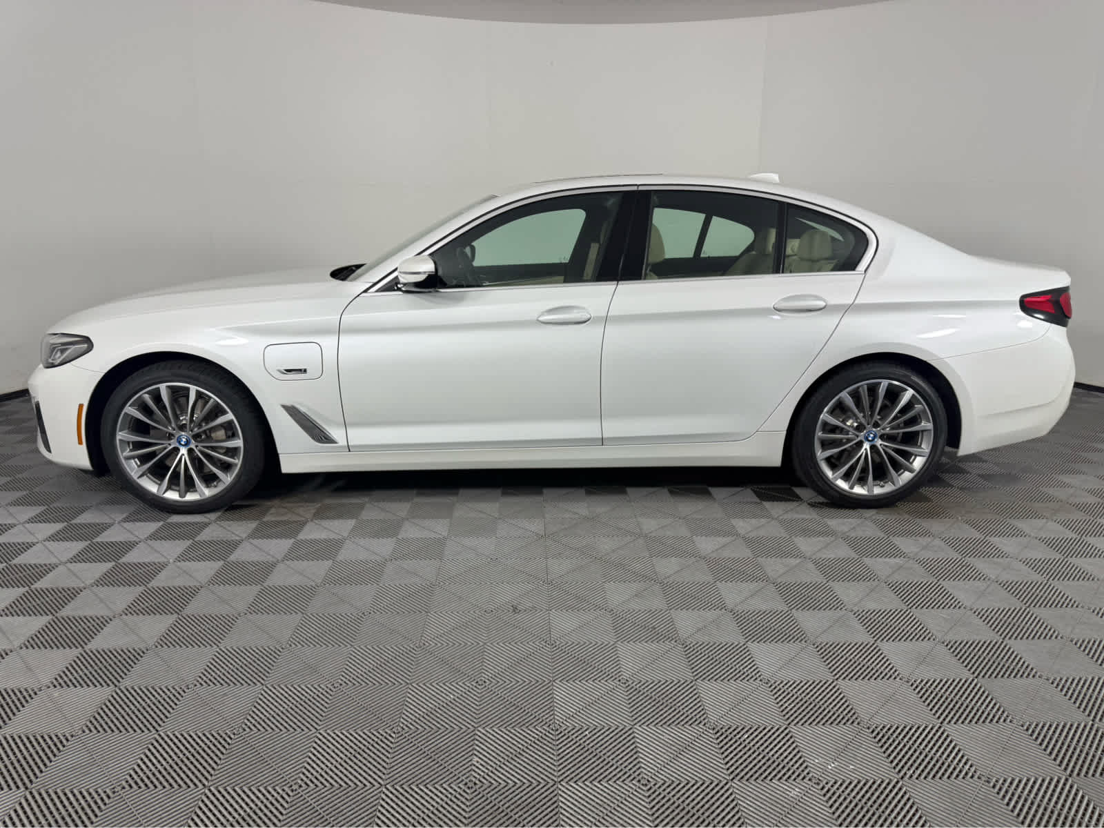 Used 2023 BMW 530e xDrive w/ Convenience Package AWD/4WD image 6
