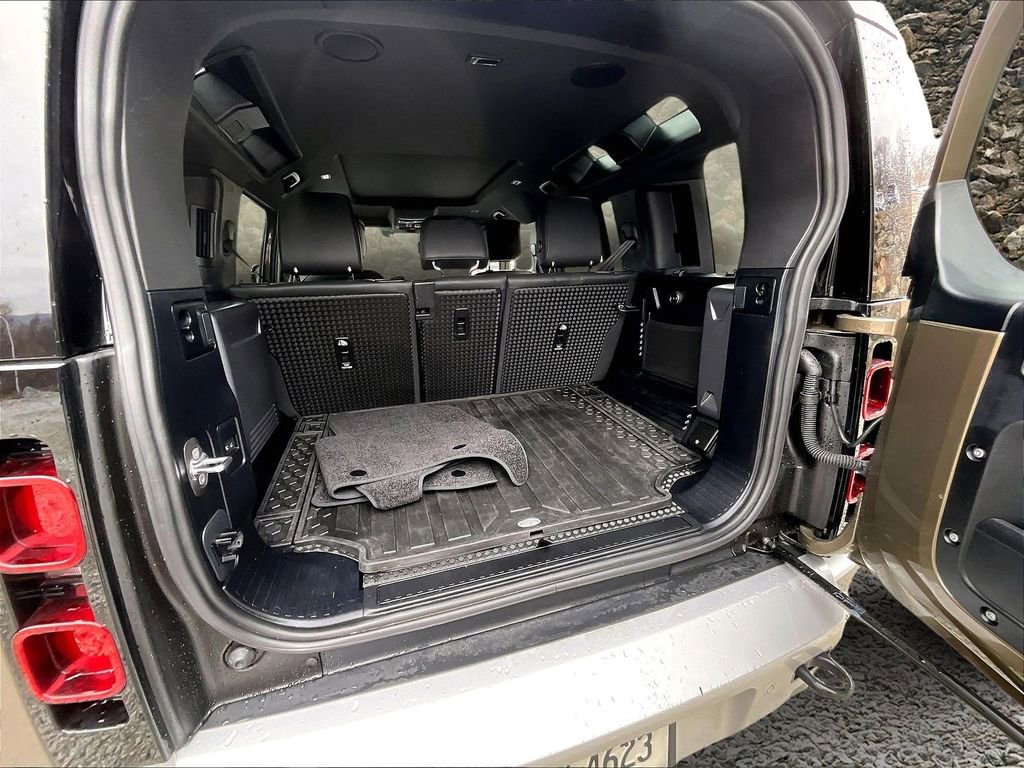 Used 2024 Land Rover Defender 110 SE image 25